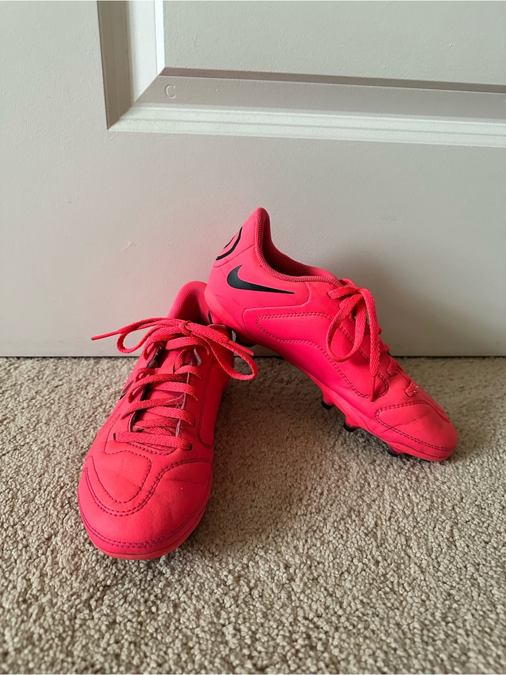Kids Youth Nike Tiempo Soccer Cleats Size 3.5Y Hot Pink DA1331-600